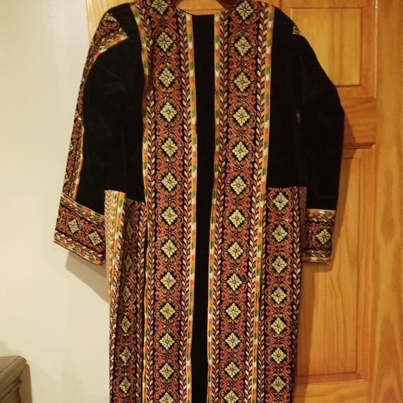 Beautiful heavy beaded velvet thobe - Picture 4 of 10